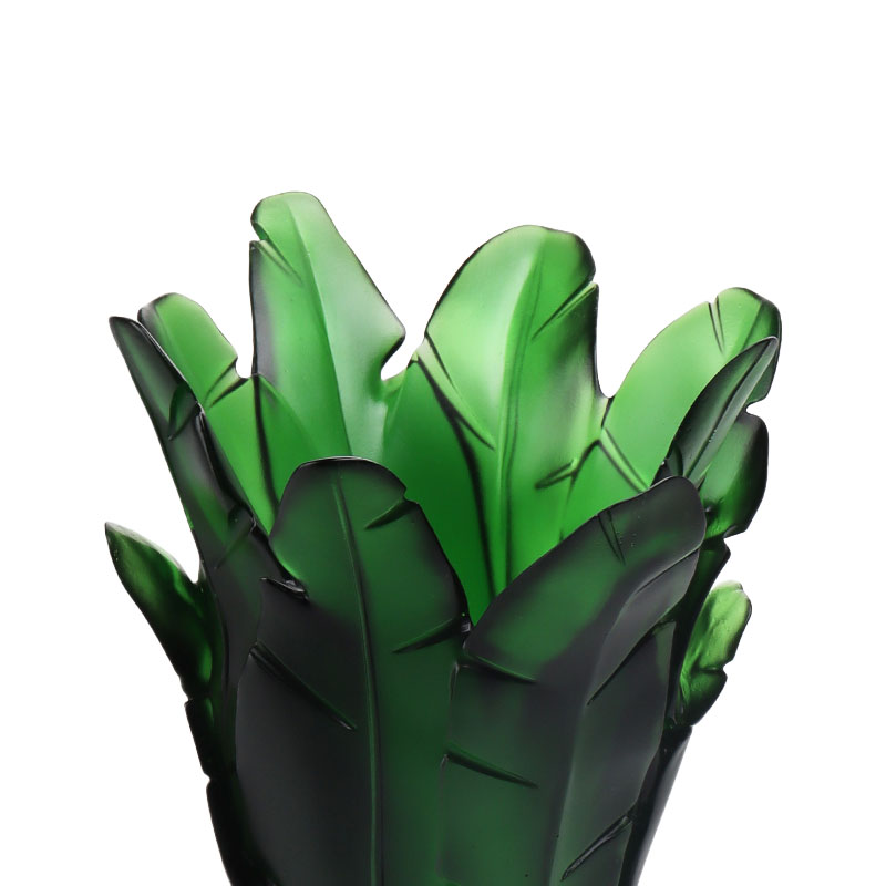 Vaso in vetro con foglia di banana verde per decorazione domestica