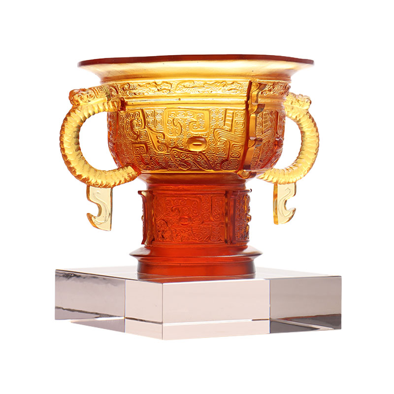 Treppiede cinese con manico a forma di orecchie di drago e motivo a spine