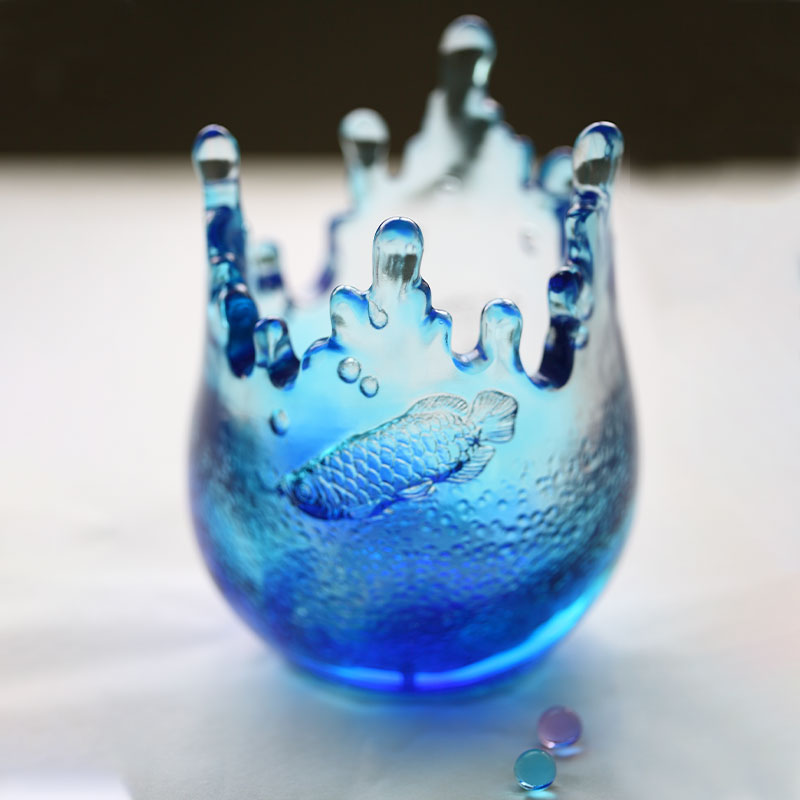 Ornamenti in vetreria blu incisi con motivi di pesci