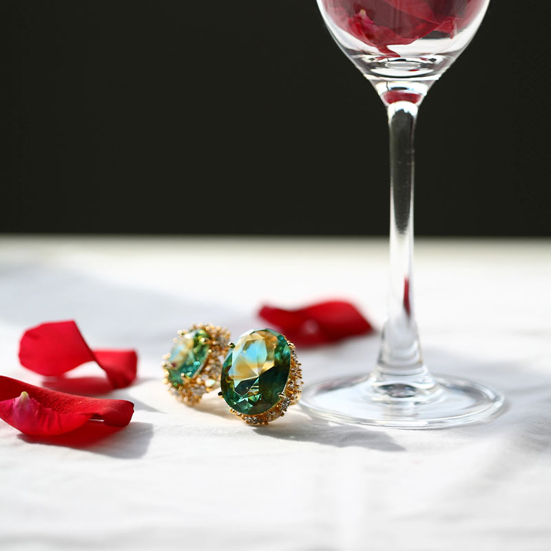 Orecchini in vetro verde con cuscinetti dorati