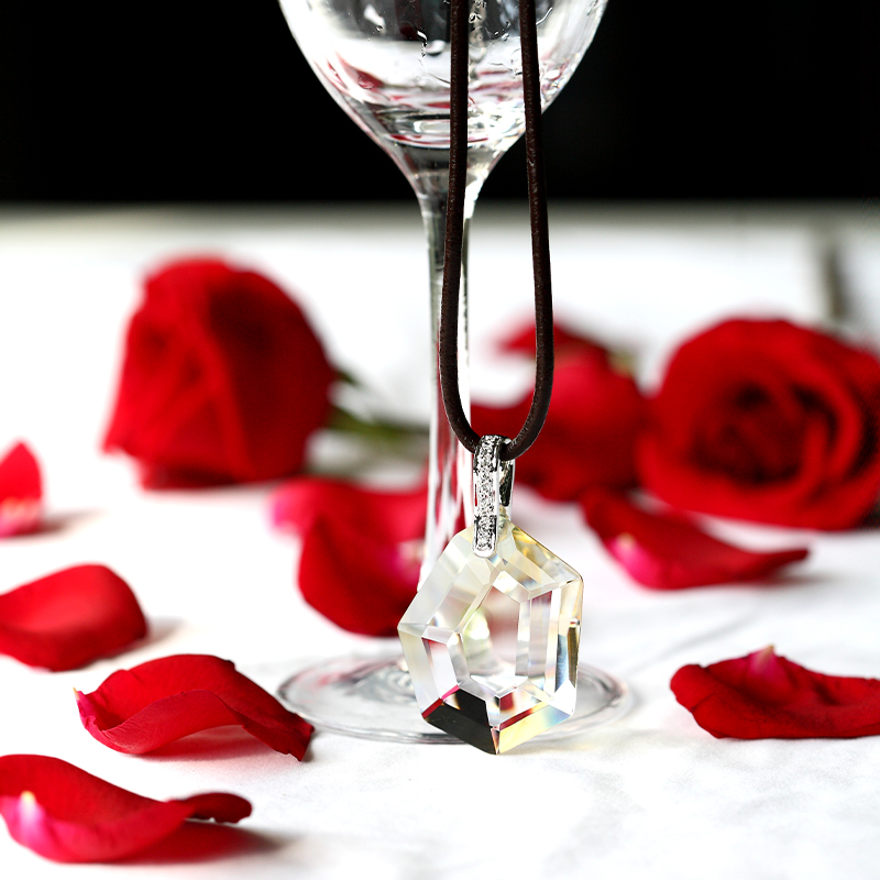 Collana color argento con montatura a motivo pendente in vetro