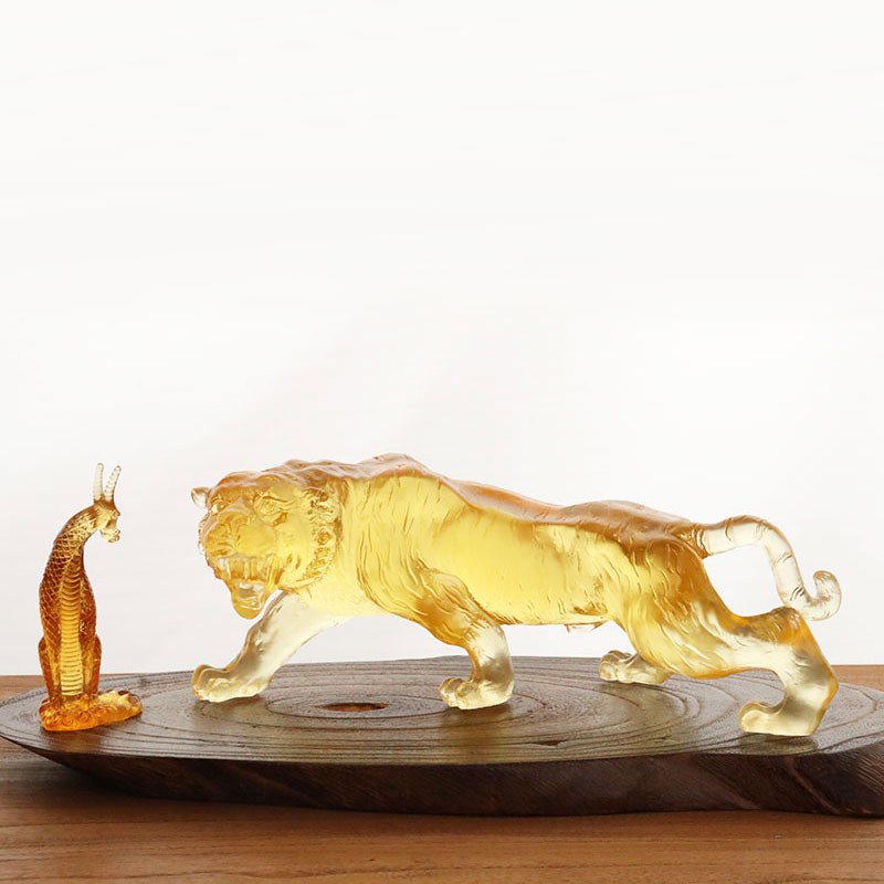 Ornamenti di tigre in smalto color oro