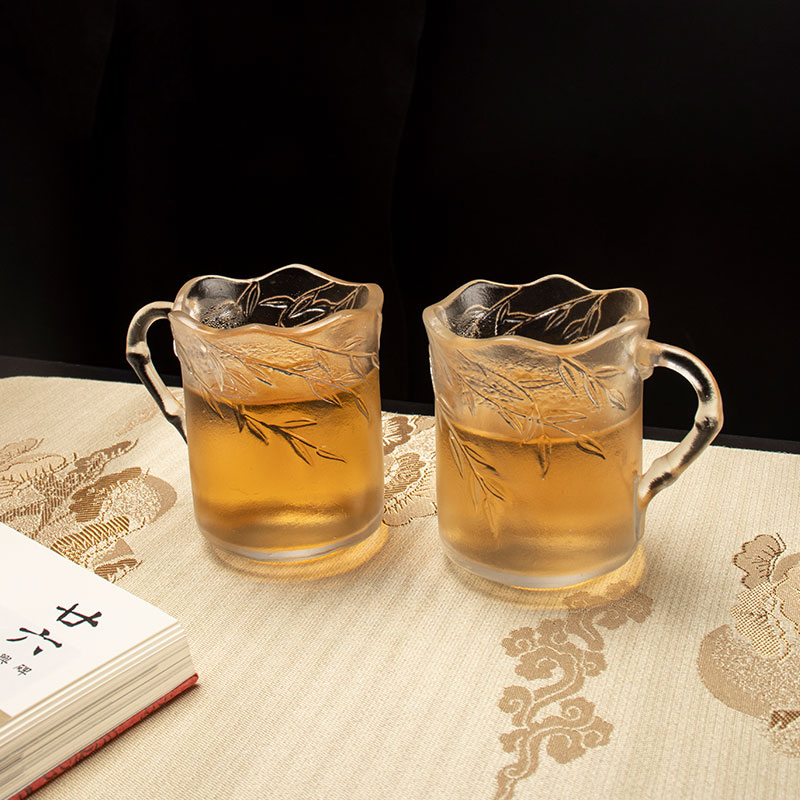 Tazze in vetro con manici in rilievo con foglie di bambù