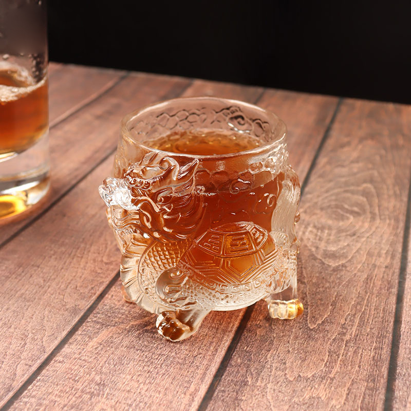 Tazza da tè con tazza da vino in vetro antico a rilievo con drago