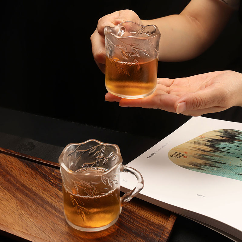 Tazze in vetro con manici in rilievo con foglie di bambù