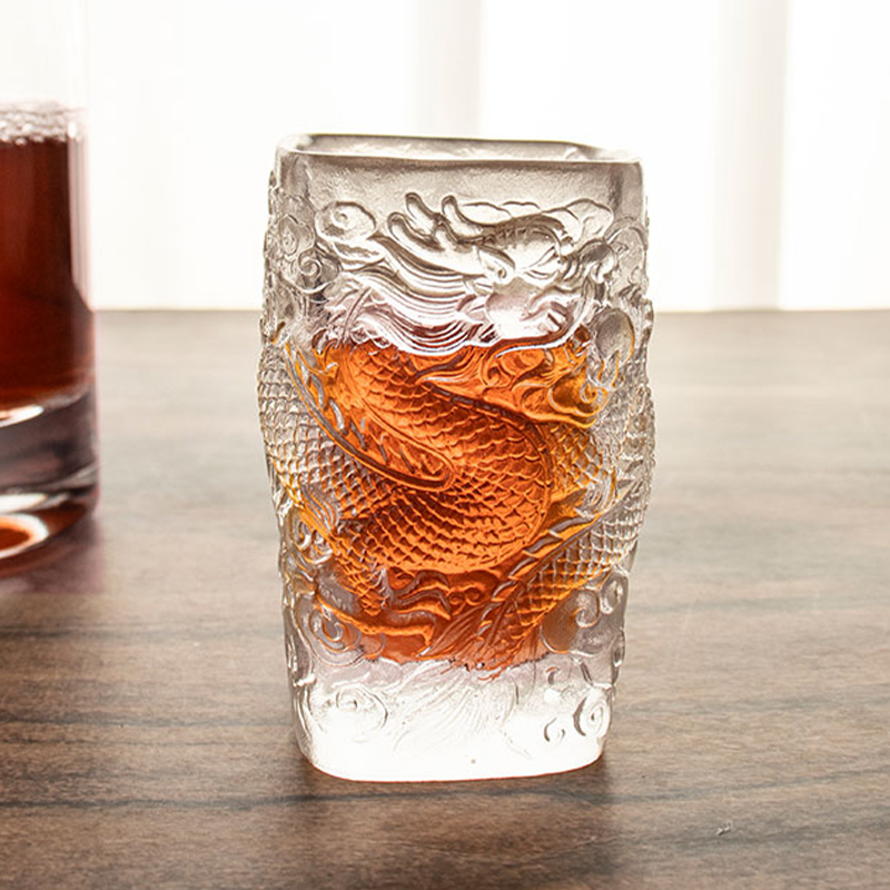 Tazza da tè con tazza da vino in vetro antico a rilievo con drago