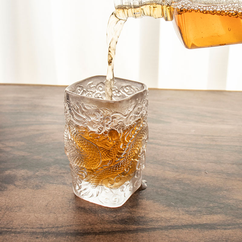 Tazza da tè con tazza da vino in vetro antico a rilievo con drago