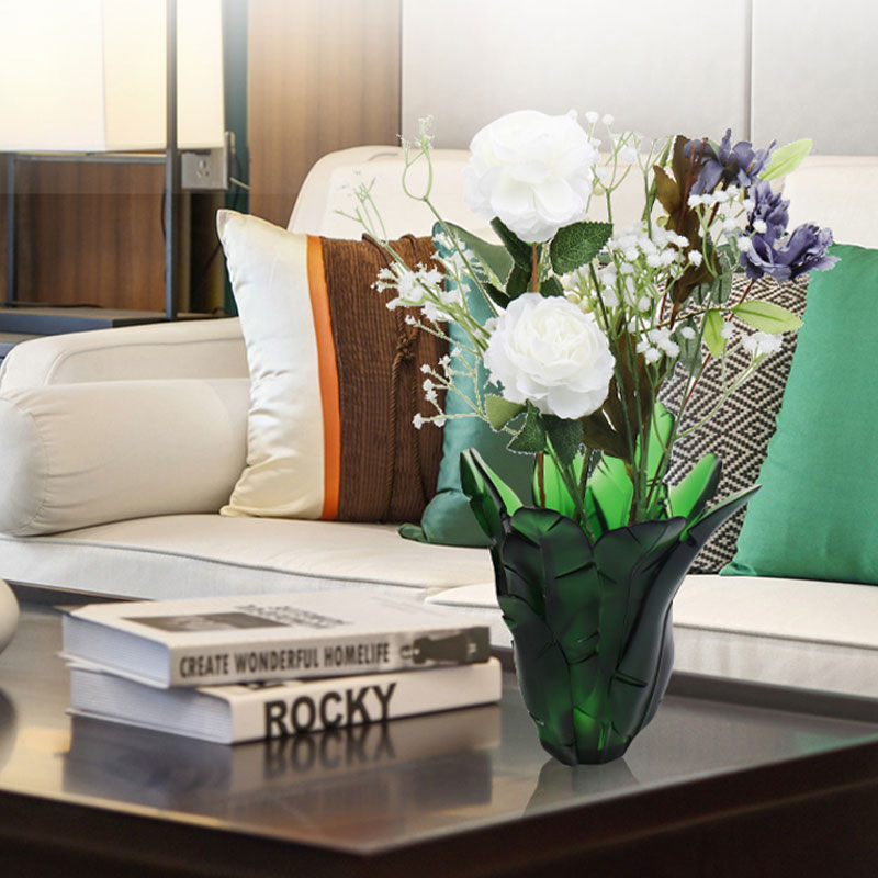 Vaso in vetro con foglia di banana verde per decorazione domestica