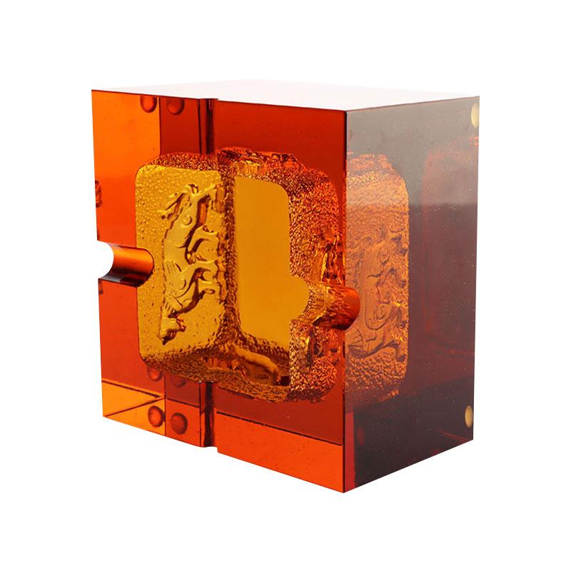 Posacenere in vetro rosso con raffinati motivi di animali in rilievo