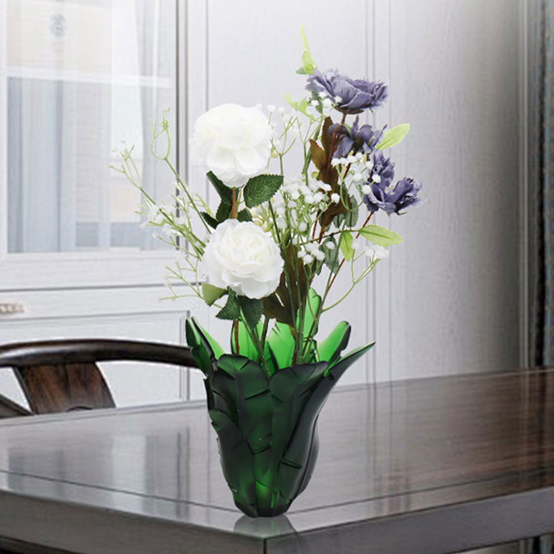 Vaso in vetro con foglia di banana verde per decorazione domestica