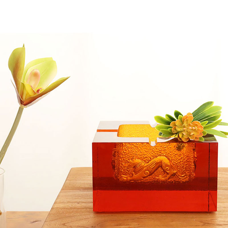 Posacenere in vetro rosso con raffinati motivi di animali in rilievo