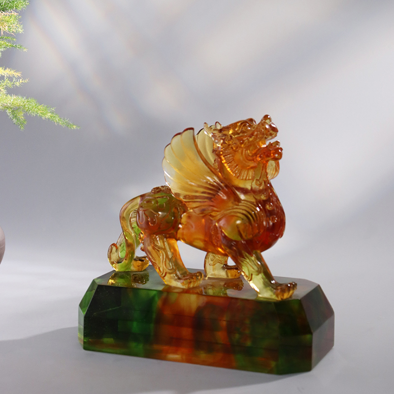 Ornamenti di bestie in smalto colorato cristallino