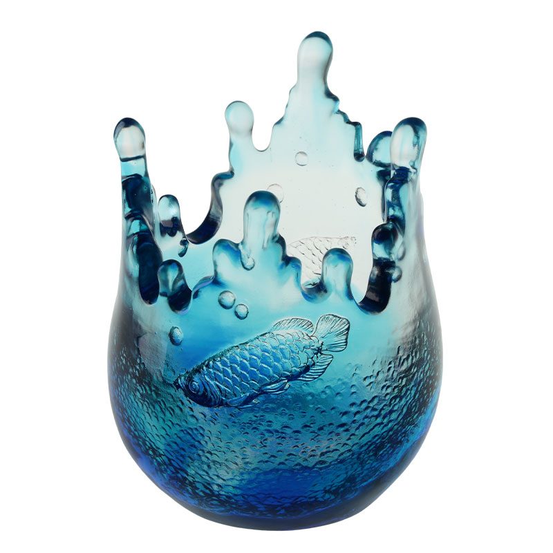 Ornamenti in vetreria blu incisi con motivi di pesci