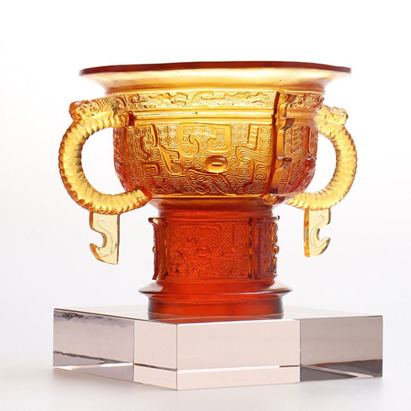 Treppiede cinese con manico a forma di orecchie di drago e motivo a spine