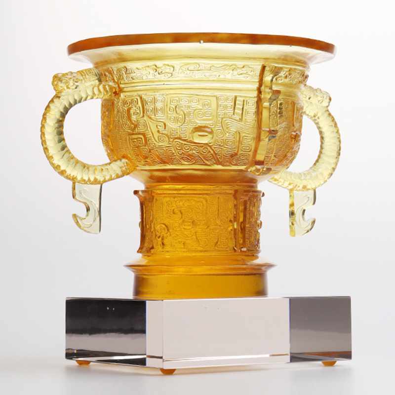 Treppiede cinese con manico a forma di orecchie di drago e motivo a spine