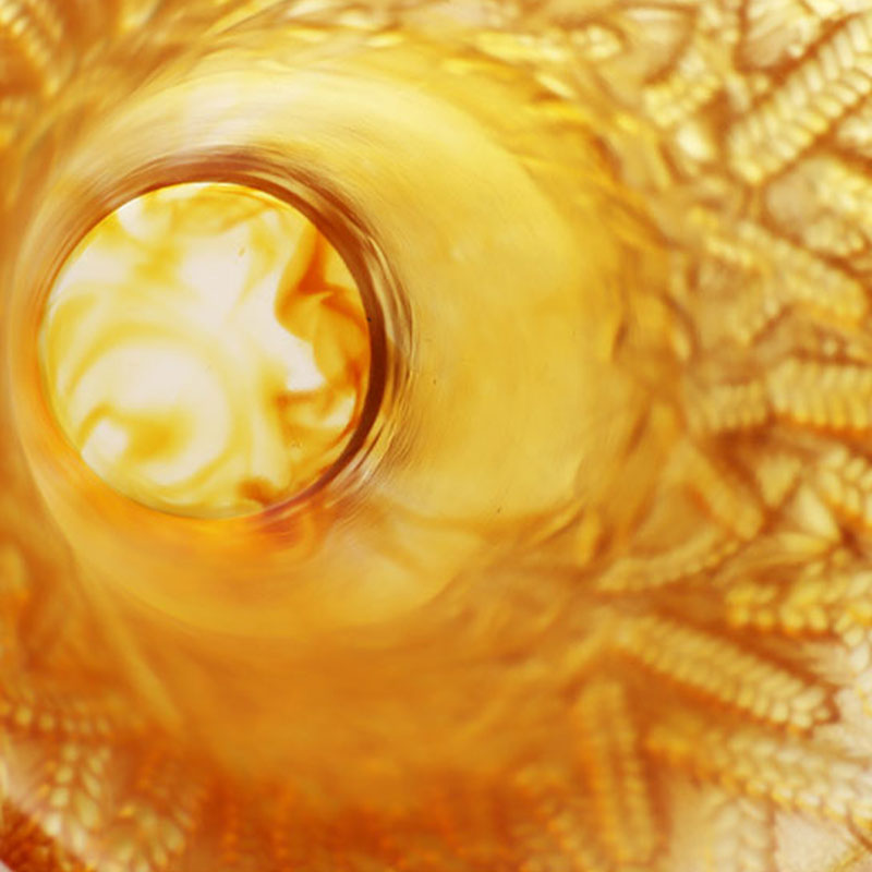 Vaso in vetro ambrato con spighe di grano in rilievo