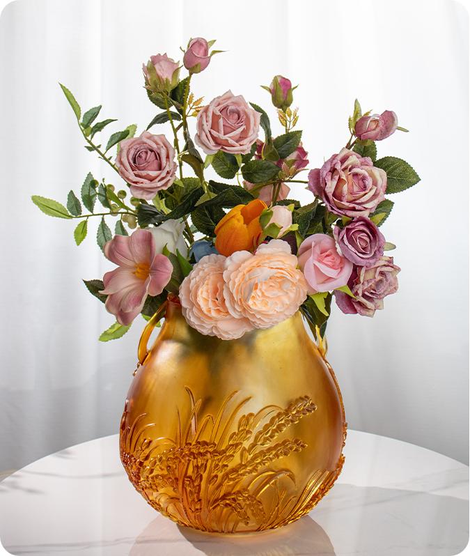 La promessa di un raccolto abbondante: un vaso di vetro a due manici