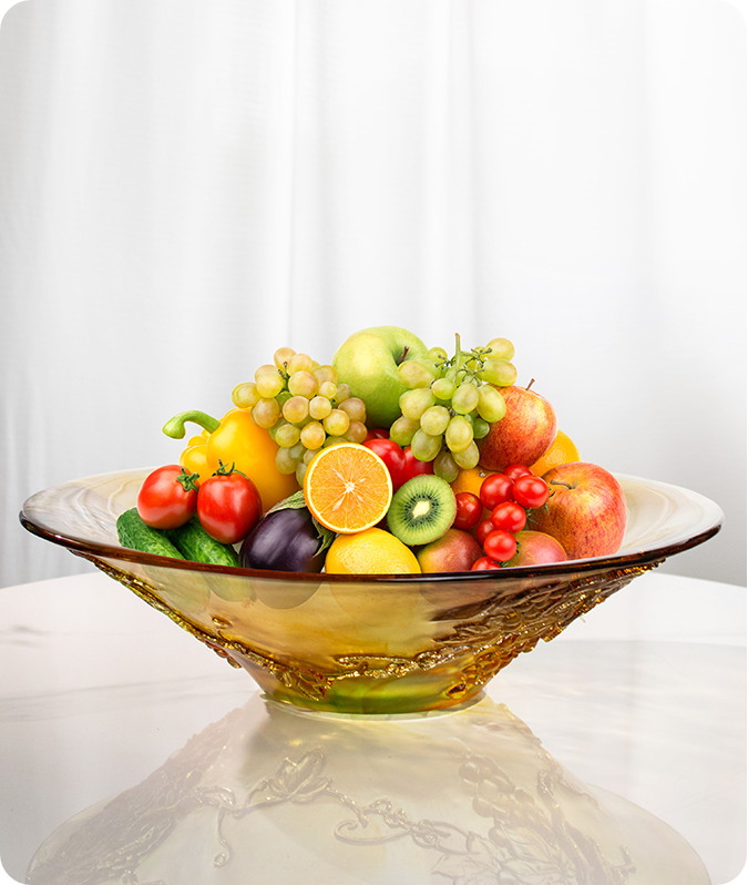 Un vaso di vetro a bocca larga carico di frutta